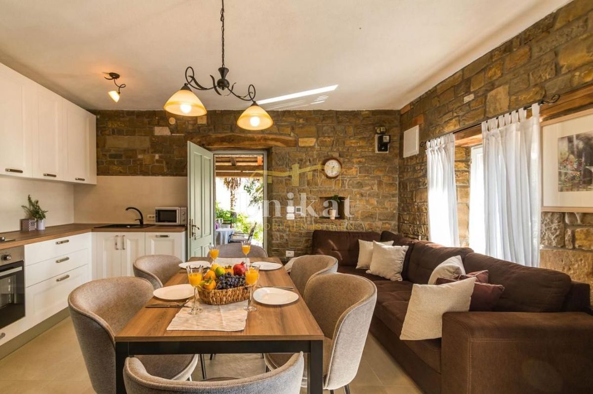 Casa in pietra ristrutturata con piscina e vista su Motovun